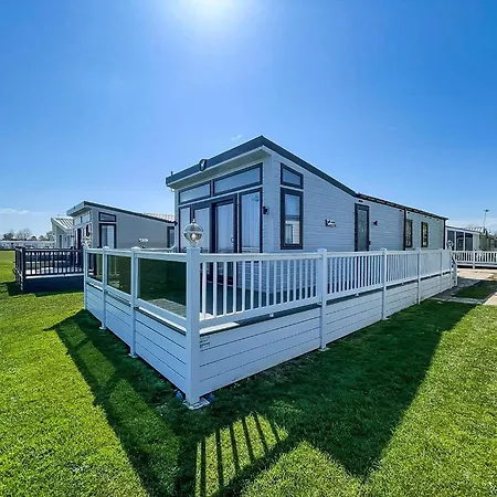 Beautiful Lodge With Full Sea Views At Broadland Sands In Suffolk Ref 20235Bs Hopton on Sea Exterior photo