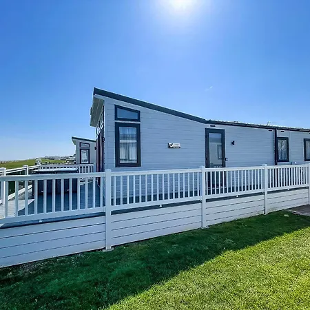 Beautiful Lodge With Full Sea Views At Broadland Sands In Suffolk Ref 20235Bs Hopton on Sea Exterior photo