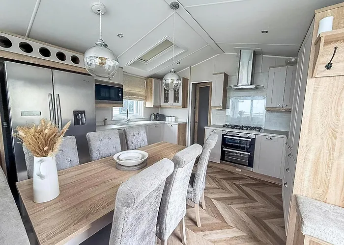 Beautiful Lodge With Full Sea Views At Broadland Sands In Suffolk Ref 20235Bs