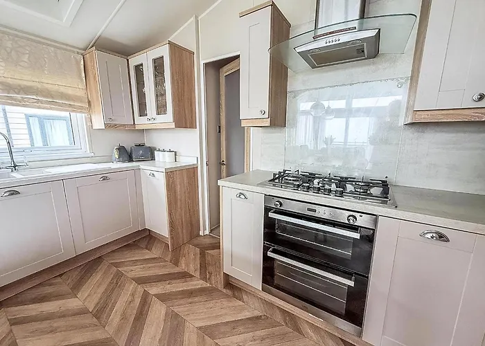 Beautiful Lodge With Full Sea Views At Broadland Sands In Suffolk Ref 20235Bs