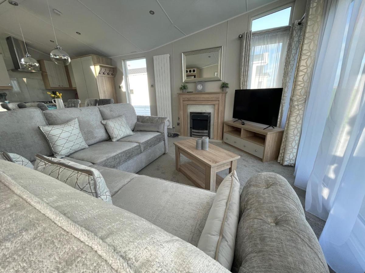 Beautiful With Full Sea Views At Broadland Sands In Suffolk Ref 20235bs *